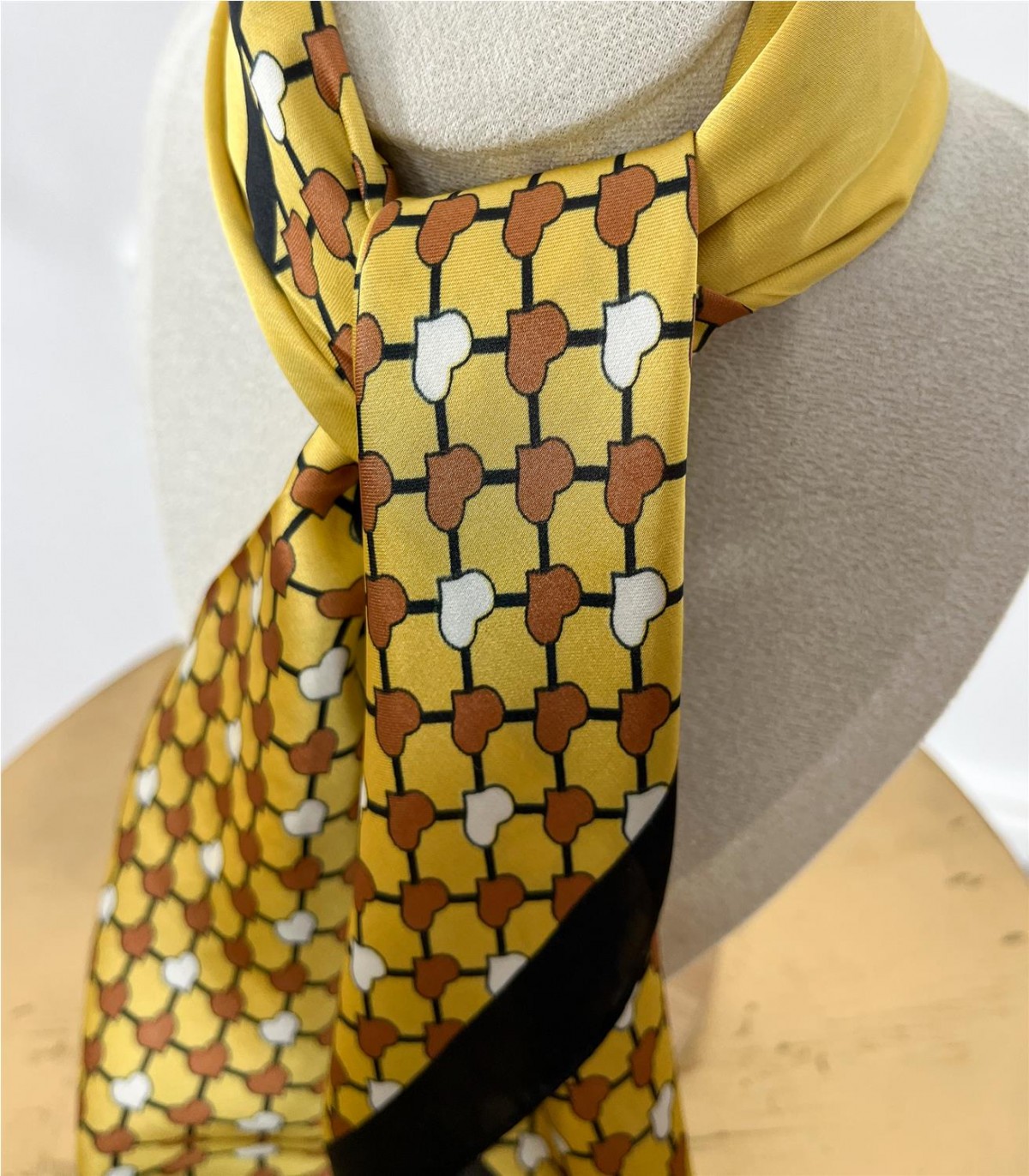 PAÑUELO CORAZON AMARILLO