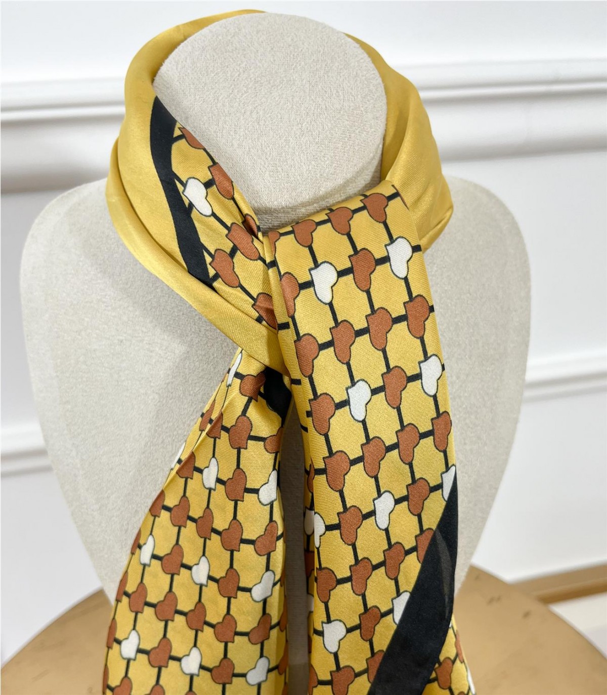 PAÑUELO CORAZON AMARILLO