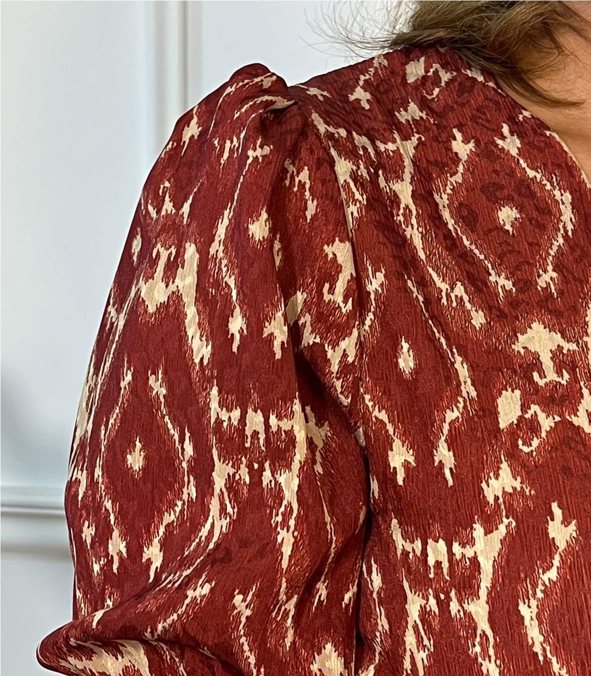 VESTIDO ESTAMPADO CUELLO PICO MARRON