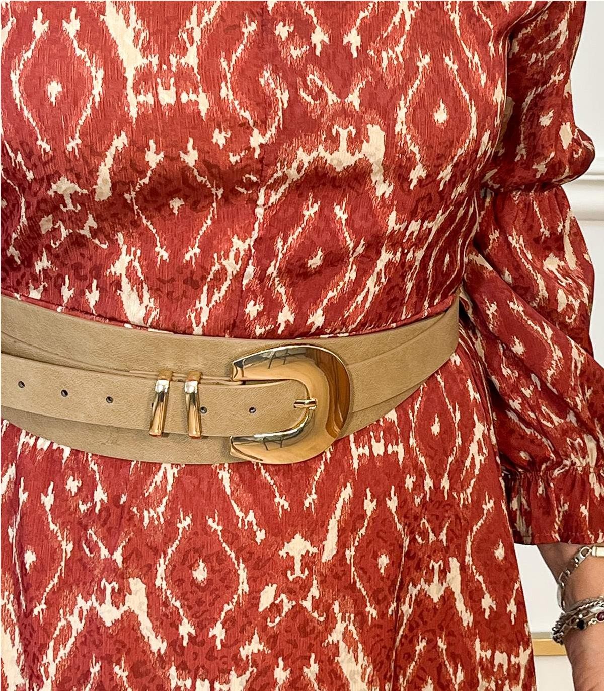 VESTIDO ESTAMPADO CUELLO PICO MARRON