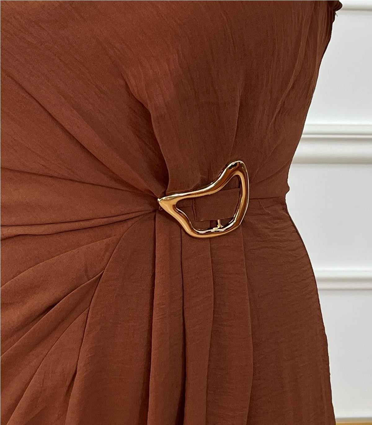 VESTIDO BROCHE DORADO MARRON
